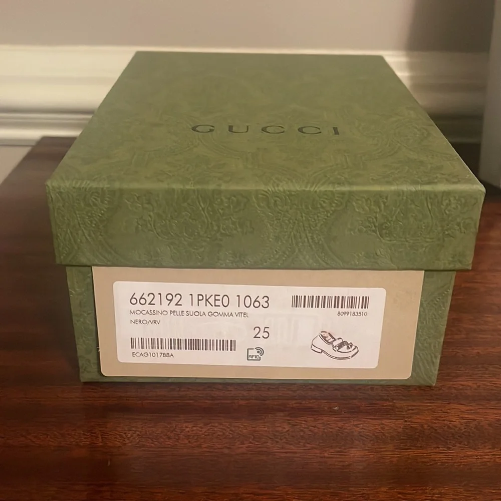 Gucci Black Leather Kids Tassel Loafers with Green and Red Web